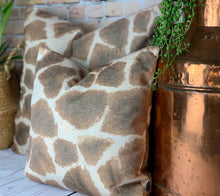 Load image into Gallery viewer, Giraffe Velvet Cushion