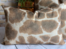 Load image into Gallery viewer, Giraffe Velvet Cushion