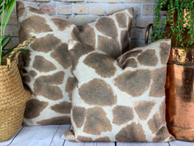Load image into Gallery viewer, Giraffe Velvet Cushion
